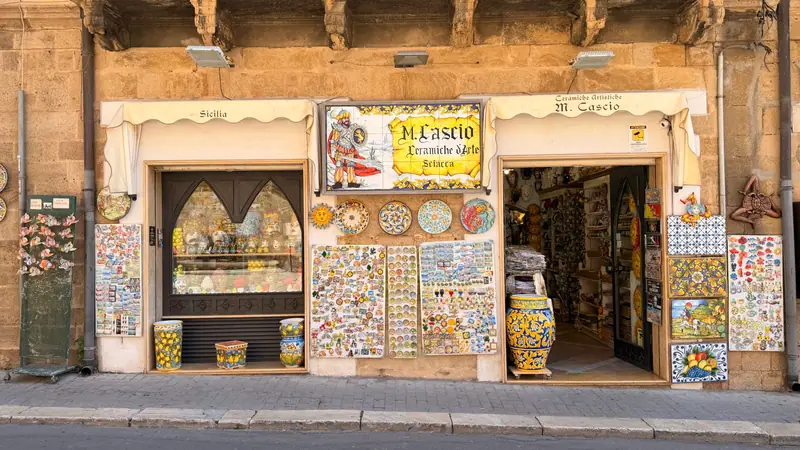 La vetrina M. Cascio Ceramiche d'Arte in Corso Vittorio Emanuele a Sciacca