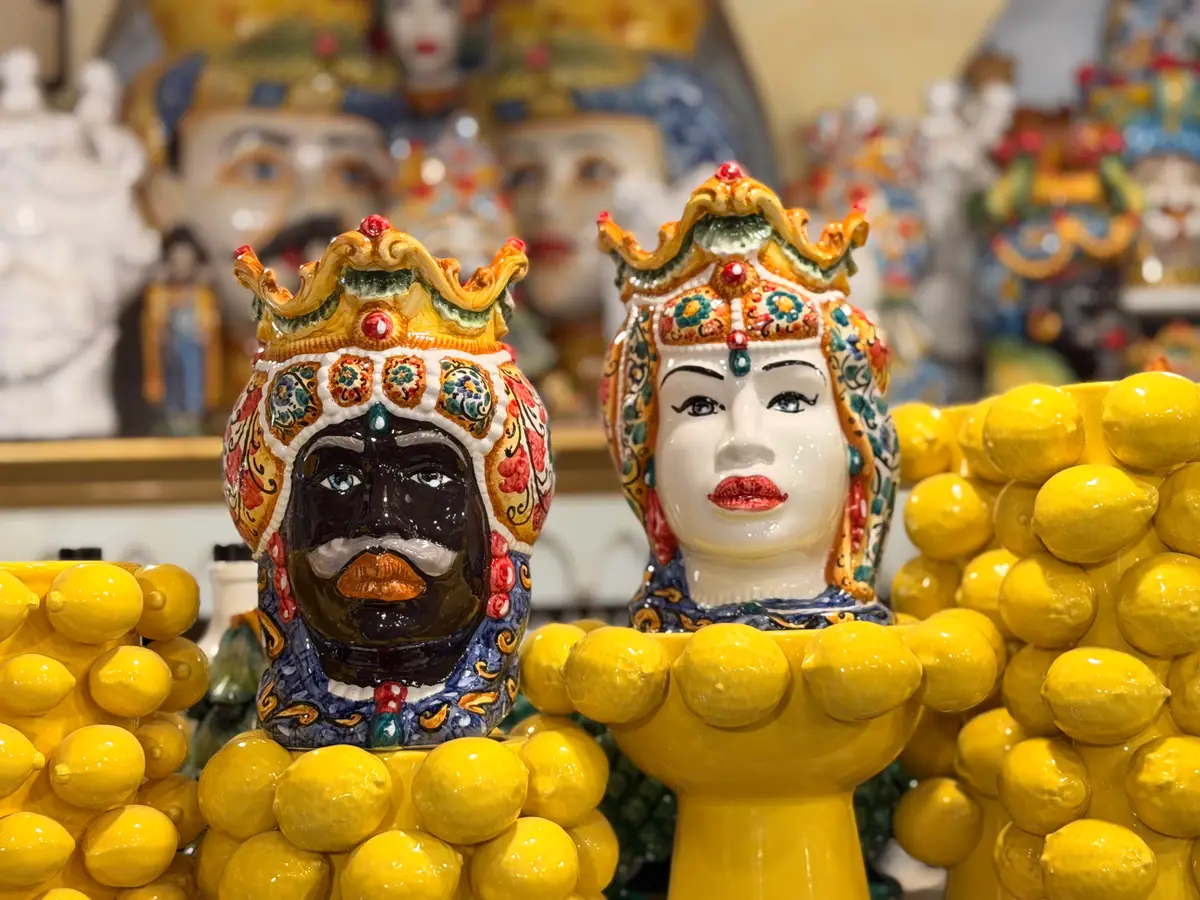 Teste di moro in ceramica di Sciacca dipinte a mano, decorate con limoni